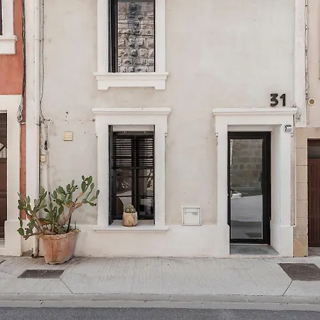 Maison Avec Bassin Dans Les Remparts