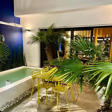 Maison Avec Bassin Dans Les Remparts Holiday home *